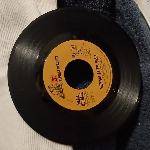 Maria Muldaur 45 record 7" Midnight at the Oasis & Any Old Time excellent shape - Picture 3 of 5